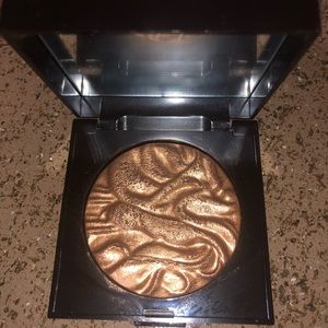 Laura Mercier Illuminator